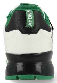 Sport sneaker met een bovenwerk van wit leer, groene mesh accenten, zwarte details en een gestructureerde zwarte zool. Bevat een groene hieltab.