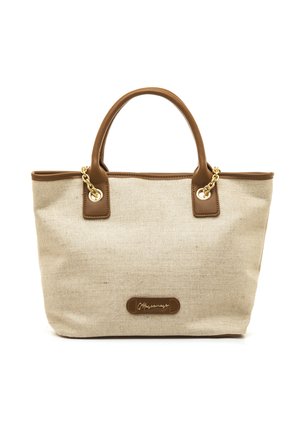 Bolsa tote de lona beige con detalles en cuero marrón, incluyendo las asas y la base. Cuenta con herrajes dorados y una placa con el logo en el frente.