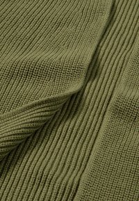 Strickstoff in Olivgrün mit einer gerippten Textur, die unterschiedliche Dicken zeigt und eine weiche Optik hat. Ideal für Bekleidung oder Accessoires.