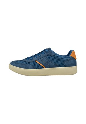 Blaue Wildledersneaker mit Netzeinsätzen, orangefarbenen Akzenten und blauen Schnürsenkeln. Verfügt über eine cremefarbene Gummisohle und Logodetail an der Seite.