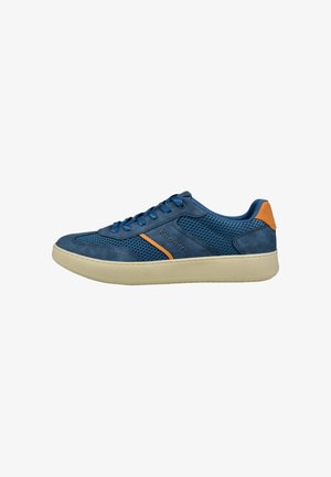 Blaue Wildledersneaker mit Netzeinsätzen, orangefarbenen Akzenten und blauen Schnürsenkeln. Verfügt über eine cremefarbene Gummisohle und Logodetail an der Seite.