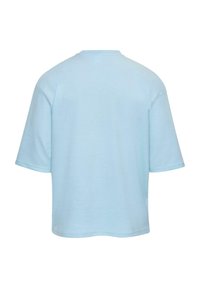 Világoskék pamut oversize póló rövid ujjakkal, kerek nyakkivágással és sima textúrával. Egyszerű dizájn, minták vagy díszítések nélkül.