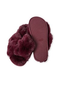 Bordowe kapcie z sztucznego futra z teksturowaną gumową podeszwą, charakteryzujące się miękką, puszystą powierzchnią oraz otwartym czubkiem dla większego komfortu.