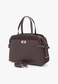 Bordeaux handtas gemaakt van leer en suede, met een gestructureerde vorm, dubbele handvatten en een afneembare schouderband met zilverkleurige hardware.