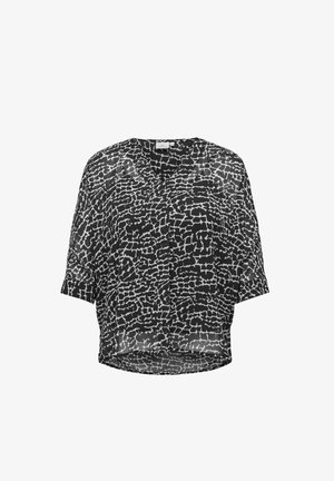 Čierna a biela priesvitná blúzka s uvoľneným strihom, ktorá má textúrovaný vzor zvieracej potlače a krátke rukávy. Zaoblený lem na spodnej časti.