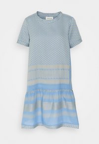 Světle modré šaty nad kolena s krátkými rukávy. Obsahují vzorovanou látku s alternativními pruhy a texturami, nařasený spodní lem sukně.