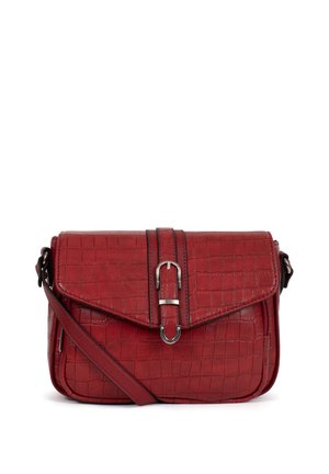 Sac bandoulière rouge avec texture crocodile, rabat avant sécurisé par une boucle argentée et une bandoulière réglable.