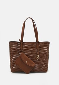 Borsa tote intrecciata marrone con due manici in pelle e una piccola pochette coordinata. Presenta un design a rete aperta e un sottile accenno di hardware dorato.