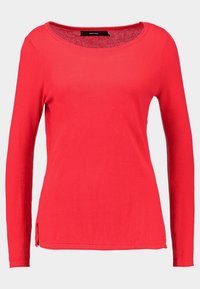 Chemise rouge à manches longues en tissu doux, avec un col rond et des fentes latérales discrètes à l'ourlet pour plus de détails.