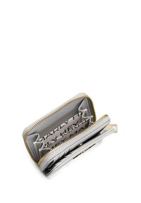 Grijze leren portemonnee met een gouden rits, meerdere kaartsleuven en een gemusterd interieur. Heeft een gestructureerde buitenkant en een gladde voering.