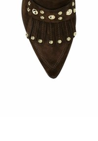 Cognac kleurige suède puntige schoen met een franjer design, decoratieve gouden studs en een gladde afwerking rondom de opening.