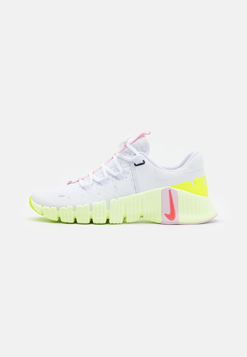 Nike Performance FREE METCON 5 - Treenikenkä - white/bright crimson/barely volt/pink foam/volt