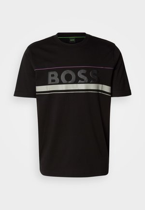Zwarte katoenen t-shirt met een gedurfde "BOSS" logo, zilveren en paarse strepen over de borst en een klassieke ronde hals ontwerp.