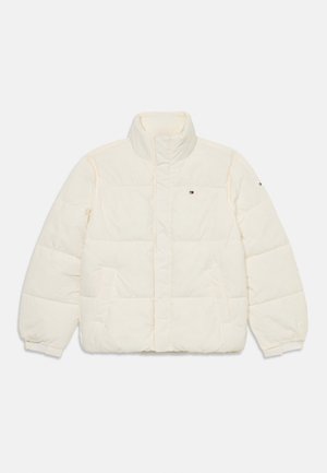 Kremowa kurtka puchowa z wysokim kołnierzem, kieszeniami bocznymi, elastycznymi mankietami oraz małym logo na klatce piersiowej i lewym rękawie.