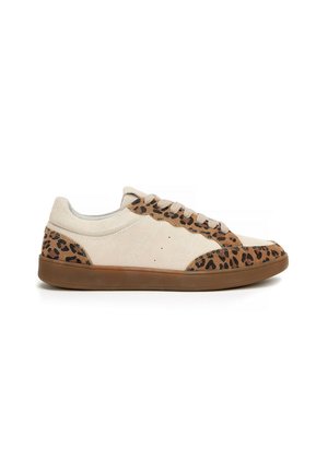 Sneakers gemaakt van beige suède met een bruine luipaardprintaccent. Heeft platte veters en een bruine rubberen zool. Klassiek laag ontwerp.