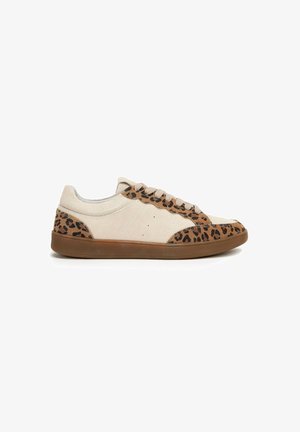 Baskets en daim beige avec un accent imprimé léopard brun. Elles disposent de lacets plats et d'une semelle en caoutchouc brun. Design bas classique.