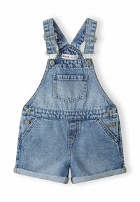 Salopette en denim avec bretelles réglables, délavage bleu clair, deux poches avant, quincaillerie argentée et ourlets roulés sur les jambes courtes.