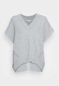 Lys grå strikket sweater med V-hals, korte ærmer, ribbet tekstur og slidser i siden ved kanten for en afslappet pasform.