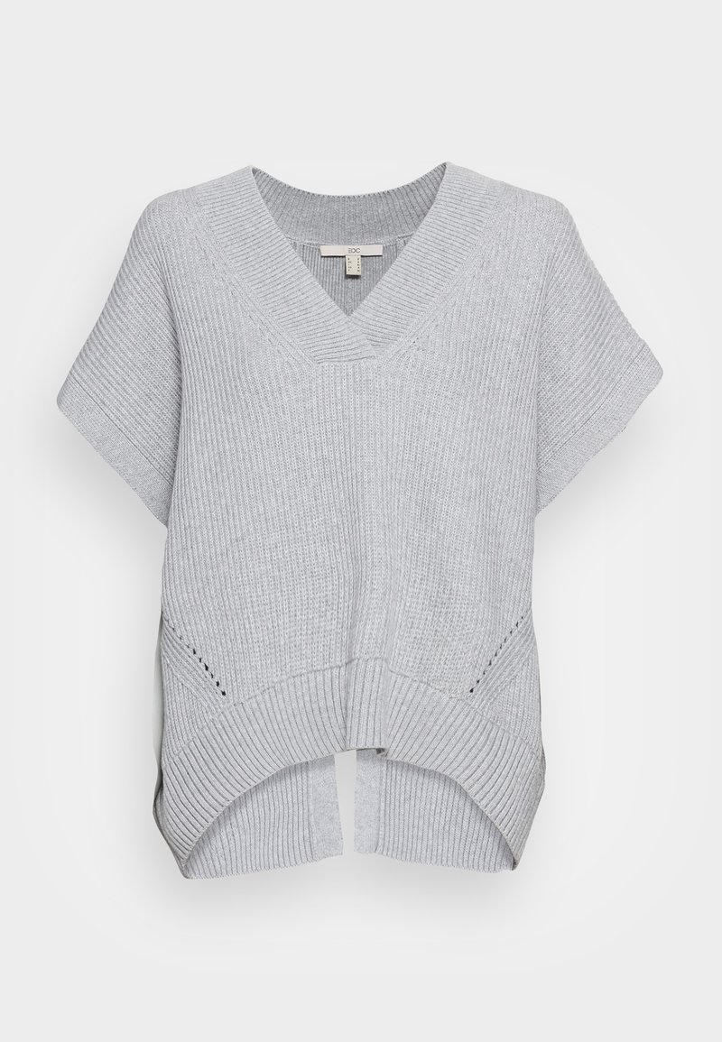 Lys grå strikket sweater med V-hals, korte ærmer, ribbet tekstur og slidser i siden ved kanten for en afslappet pasform.