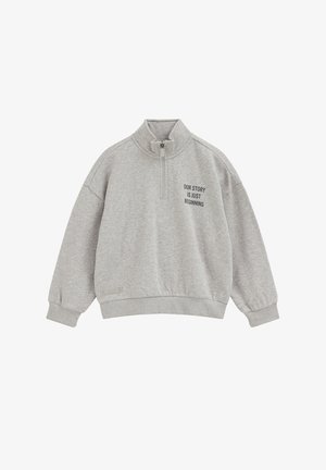 Pull-over gris clair à manches longues avec fermeture éclair quart, poignets et ourlet côtelés, et texte "OUR STORY IS JUST BEGINNING" sur la poitrine gauche.
