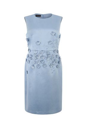 Ärmelloses, hellblaues knielanges Kleid mit rundem Ausschnitt und 3D-Blumenapplikationen, hauptsächlich um die Taille und den oberen Rockbereich.