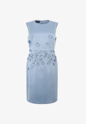 Robe sans manches bleu clair longueur genou avec encolure ronde et applications florales 3D principalement autour de la taille et de la partie supérieure de la jupe.