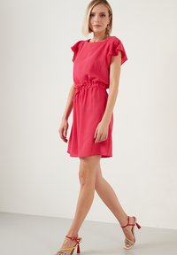 LELA REGULAR FIT - Päevakleit - fuchsia