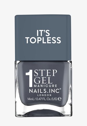 Grijze nagellak in een doorzichtige glazen fles met een vierkante dop. Etiket zegt "1 STAP GEL" en "HET IS TOPLESS". Inhoud: 14 mL.