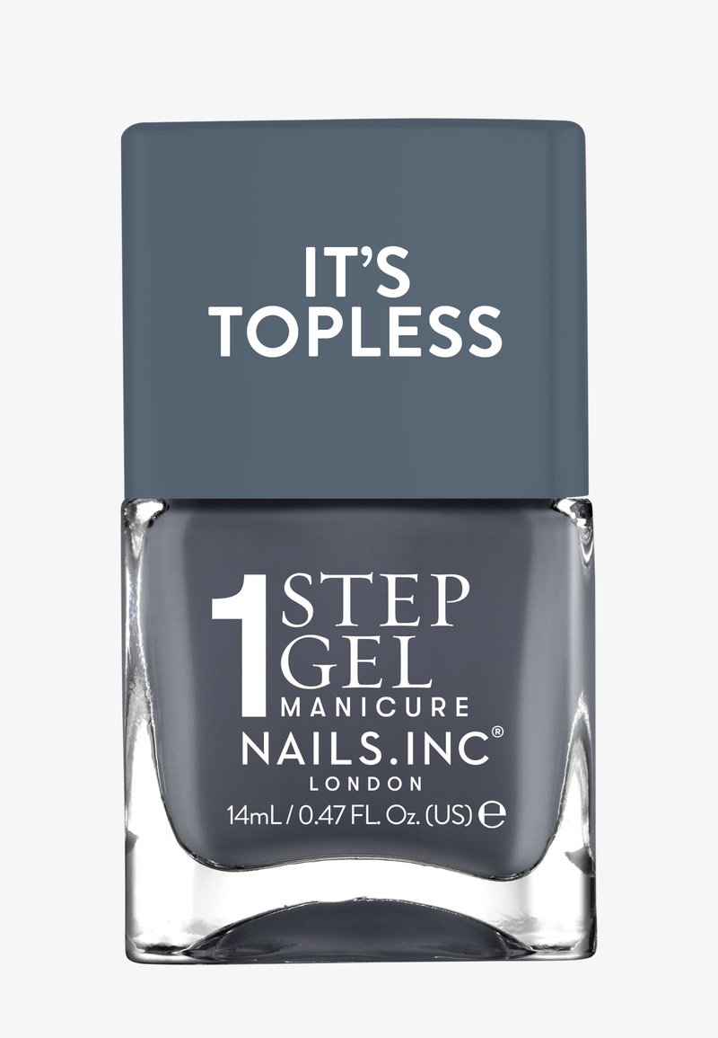 Grijze nagellak in een doorzichtige glazen fles met een vierkante dop. Etiket zegt "1 STAP GEL" en "HET IS TOPLESS". Inhoud: 14 mL.