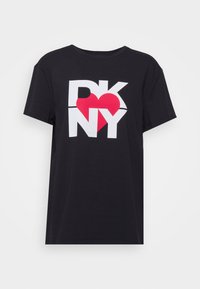 Svart bomull T-skjorte med et grafisk motiv i hvitt og rødt som leser "DKNY" med en hjerteform i stedet for bokstaven "O."