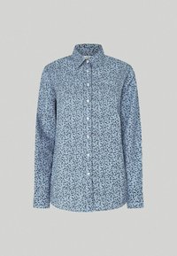 Camisa de manga larga en tela azul claro con estampado floral negro, con cierre de botones en el frente y diseño de cuello clásico.
