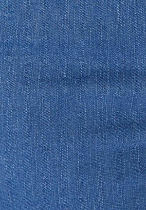 Denimstof in een middelblauwe tint met een licht textuureffect, met een klassiek twillweefsel en subtiele witte stikdetails.
