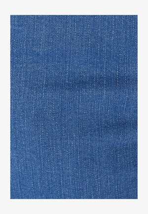 Tessuto denim di un blu medio con una finitura leggermente testurizzata, caratterizzato da una classica trama twill e sottili dettagli di cucitura bianca.