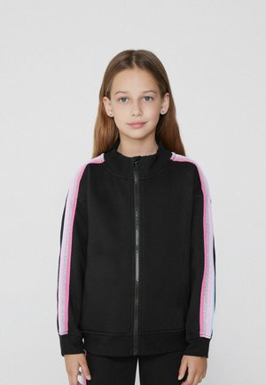 Schwarze Zip-Up-Jacke mit hohem Kragen, verziert mit rosa und silbernen Streifenakzenten an den Ärmeln. Hergestellt aus einem Stoff mit glatter Textur.