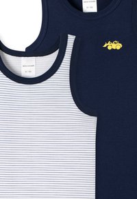 Två ärmlösa tröjor, en marinblå och en vit med marinränder. Den marinblå tröjan har en liten gul logotyp av ett byggfordon.