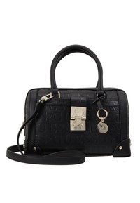 Zwarte leren handtas met een reliëflogo, gouden accenten, dubbele handvaten bovenaan en een afneembare schouderriem. Heeft een rechthoekige vorm en studs.