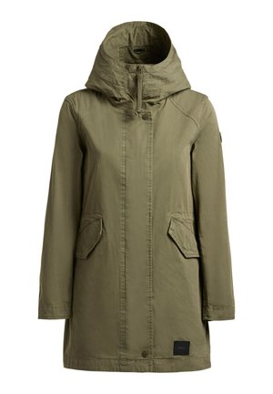 Srednje dolga parka oliva zelene barve s kapuco, zaponko z zadrgo spredaj, zapiranjem na pritisne gumbe in poševnimi žepi s prekrivalom na vsaki strani.
