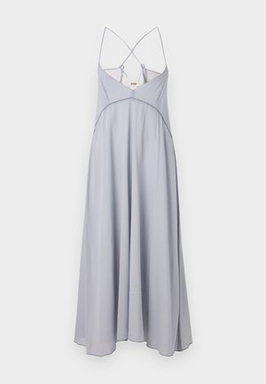 Lichtgrijze maxi-jurk met dunne kruislings straps, een aansluitend lijfje en een vloeiende A-lijn rok. Gemaakt van een glad materiaal, met minimale details.