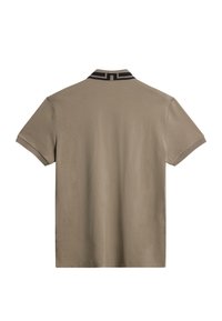 Beżowa koszulka polo z krótkim rękawem z czarnym geometrycznym wzorem na kołnierzyku, pokazana od tyłu na białym tle.