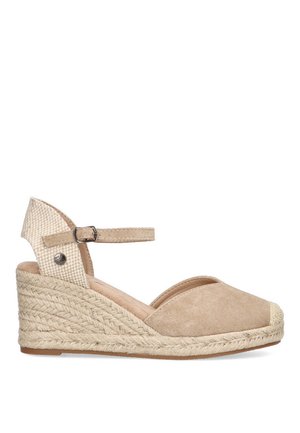 Sandalia de cuña beige de espadrille con tirante de tobillo, parte superior de ante y suela trenzada de yute. Punta redondeada y detalle texturizado en la parte posterior.