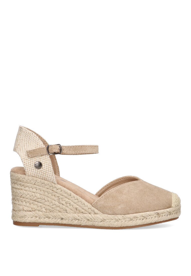 Sandalia de cuña beige de espadrille con tirante de tobillo, parte superior de ante y suela trenzada de yute. Punta redondeada y detalle texturizado en la parte posterior.