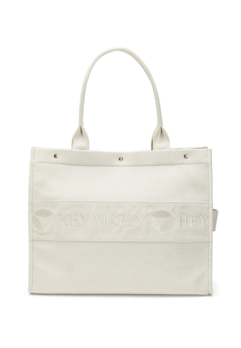 Canvas schoudertas in off-white met geborduurd "HEY MARLY" logo. Heeft twee handvatten en decoratieve gouden studs. Rechthoekige vorm met een gestructureerd oppervlak.
