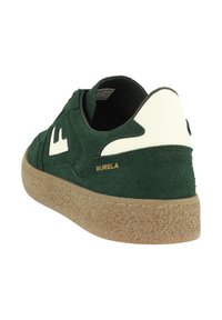 Zapatilla de ante verde con un acabado texturizado, acentos sintéticos blancos y suela de goma marrón. Presenta el logo dorado "BURELA" en el lateral.