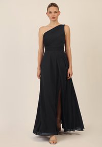 Abito da sera nero a spalla unica con corpino plissettato, gonna fluida e spacco laterale. Presenta un materiale in chiffon liscio e una silhouette elegante.