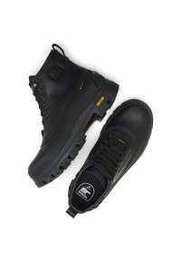 Svarta utomhusskor med en midjekänga och snörsko-design. Båda har texturerade ytor, gummisulor och framträdande varumärkesdetaljer.