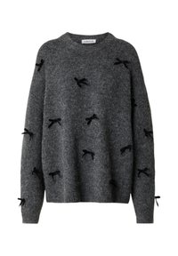 Grauer gestrickter Pullover mit schwarzen Samtbogen-Akzenten, rundem Ausschnitt und langen Ärmeln. Weiche Textur und lockere Passform.