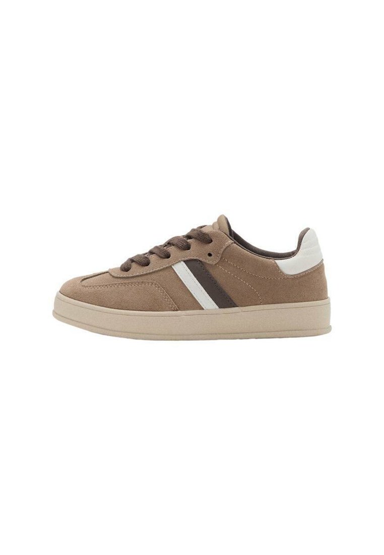 Sneaker in suede marrone con suola in gomma beige, caratterizzate da una striscia bianca e marrone scuro. Lacci marroni. Punta arrotondata e tallone imbottito.