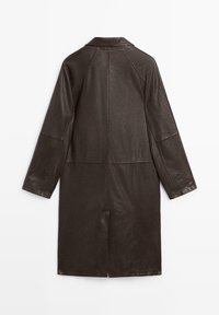 Donkerbruin leren jas met een kraag, lange mouwen en een rechte snit. Bevat subtiele contrasterende stiksels en een split aan de achterkant.