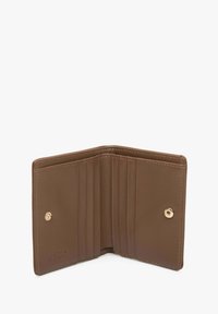 Brązowy skórzany portfel z wieloma kieszonkami na karty i zatrzaskiem. Wnętrze ma gładką fakturę i subtelne detale stębnowania.
