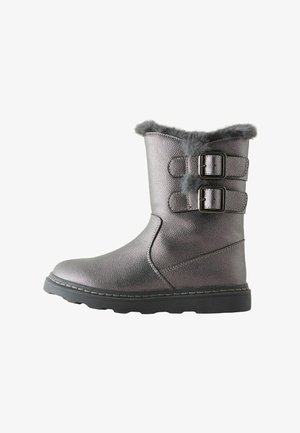 Metalicky šedá zimní bota s černou podrážkou, umělou kožešinou na vrchu a dvěma nastavitelné přezkami na boku.